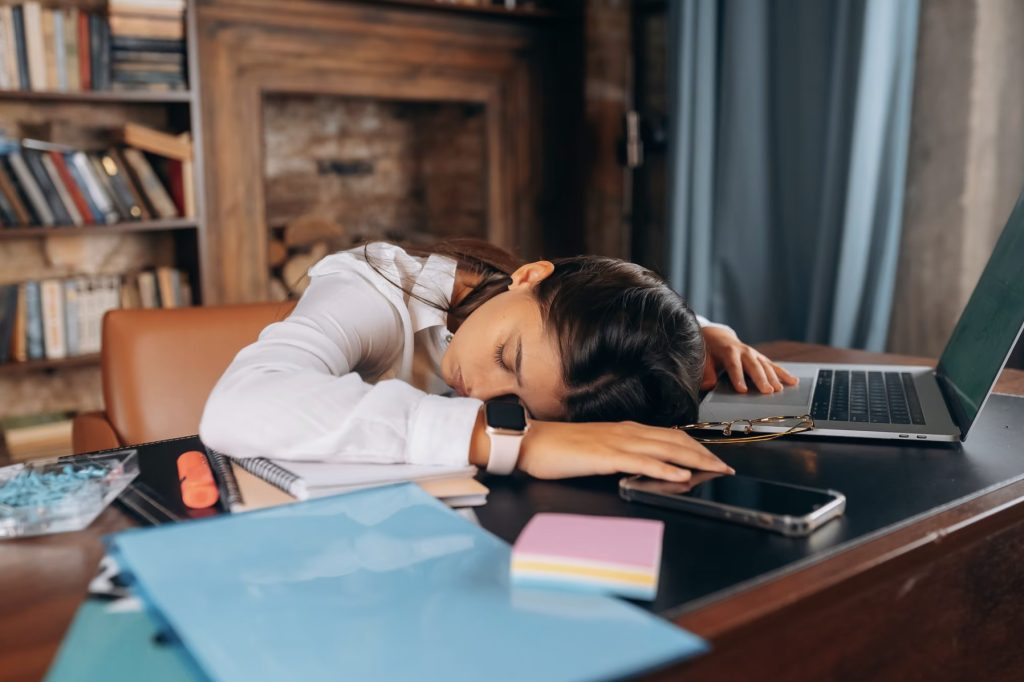 étudiante qui dort sur son bureau