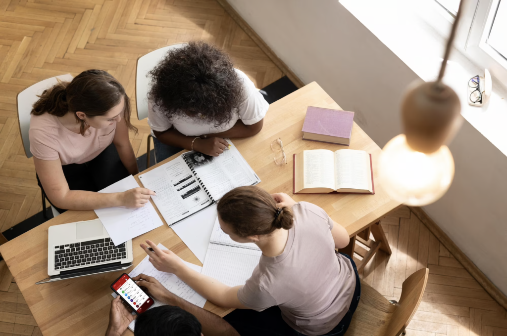 étudiants qui travaillent